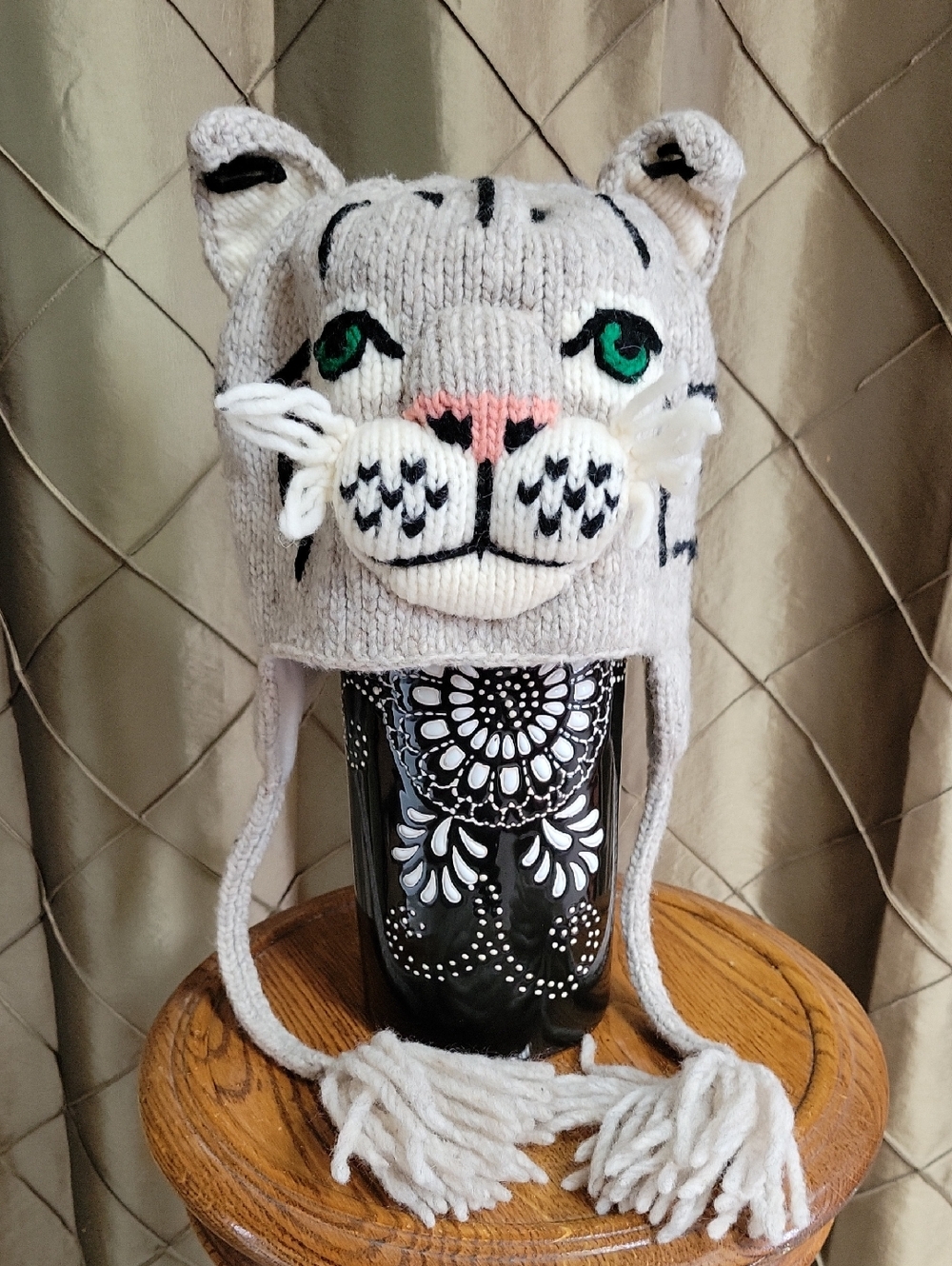 EUC- Vive Bien of Equador 100% Wool Cougar Tassled Beanie Cap